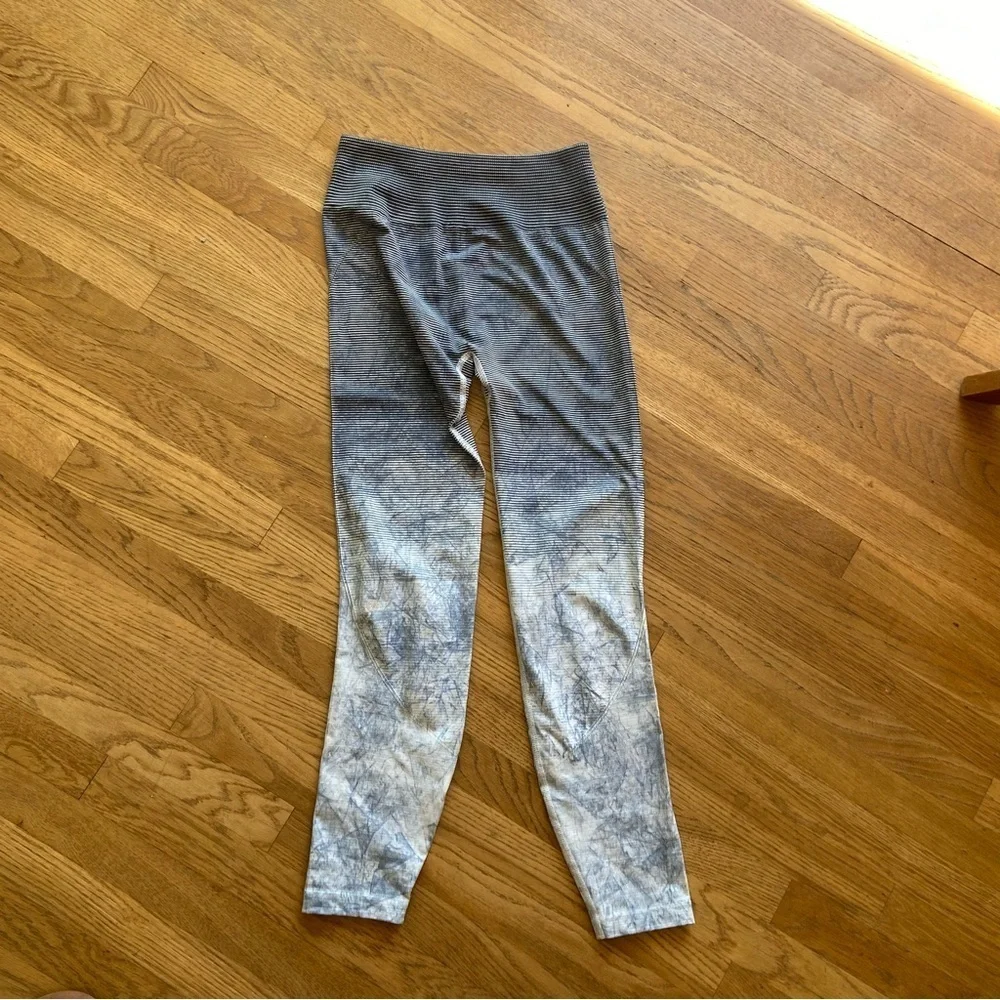 Womens Lululemon Ebb to Train Tight EUC size 4